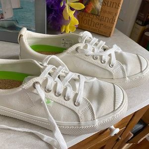 White Canvas Cariuma